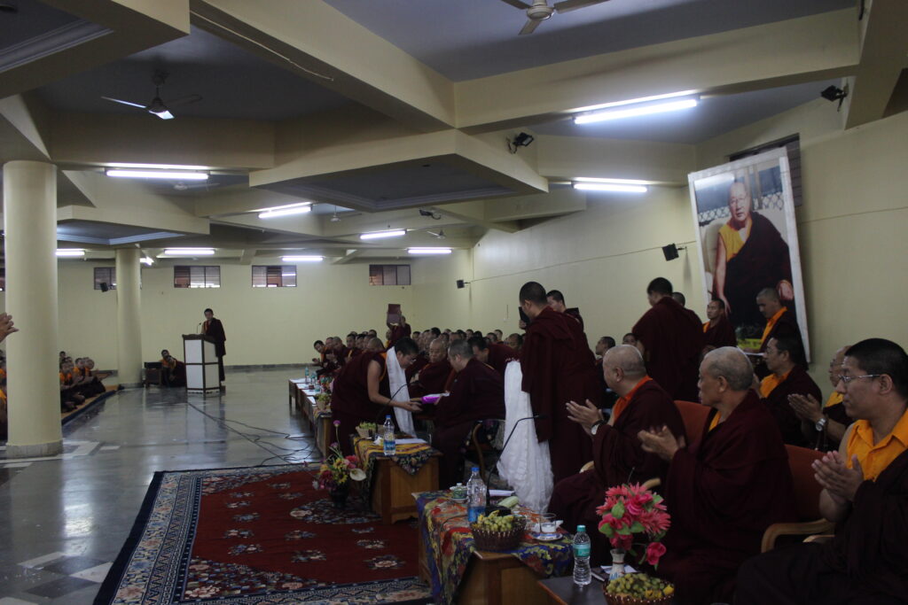 འབྲོང་ངུར་ཆོས་རྗེ་རིན་པོ་ཆེ་ནས་སྔ་འགྱུར་མཐོ་སློབ་མདོ་སྔགས་རིག་པའི་འབྱུང་གནས་གླིང་དུ་ལོ་རིམ་དགུ་པའི་ལོ་འཁོར་རྒྱུགས་སྤྲོད་རྩེ་ཕུད་ཨང་དང་པོའི་བྱ་དགའ་བཞེས་ཏེ་བསླབ་པ་མཐར་སོན་སྐབས། Drong Ngur Choje Rinpoche received the first position prize in his ninth standard annual examination at the Ngagyur Nyingma Institute on 7th April, 2014.
